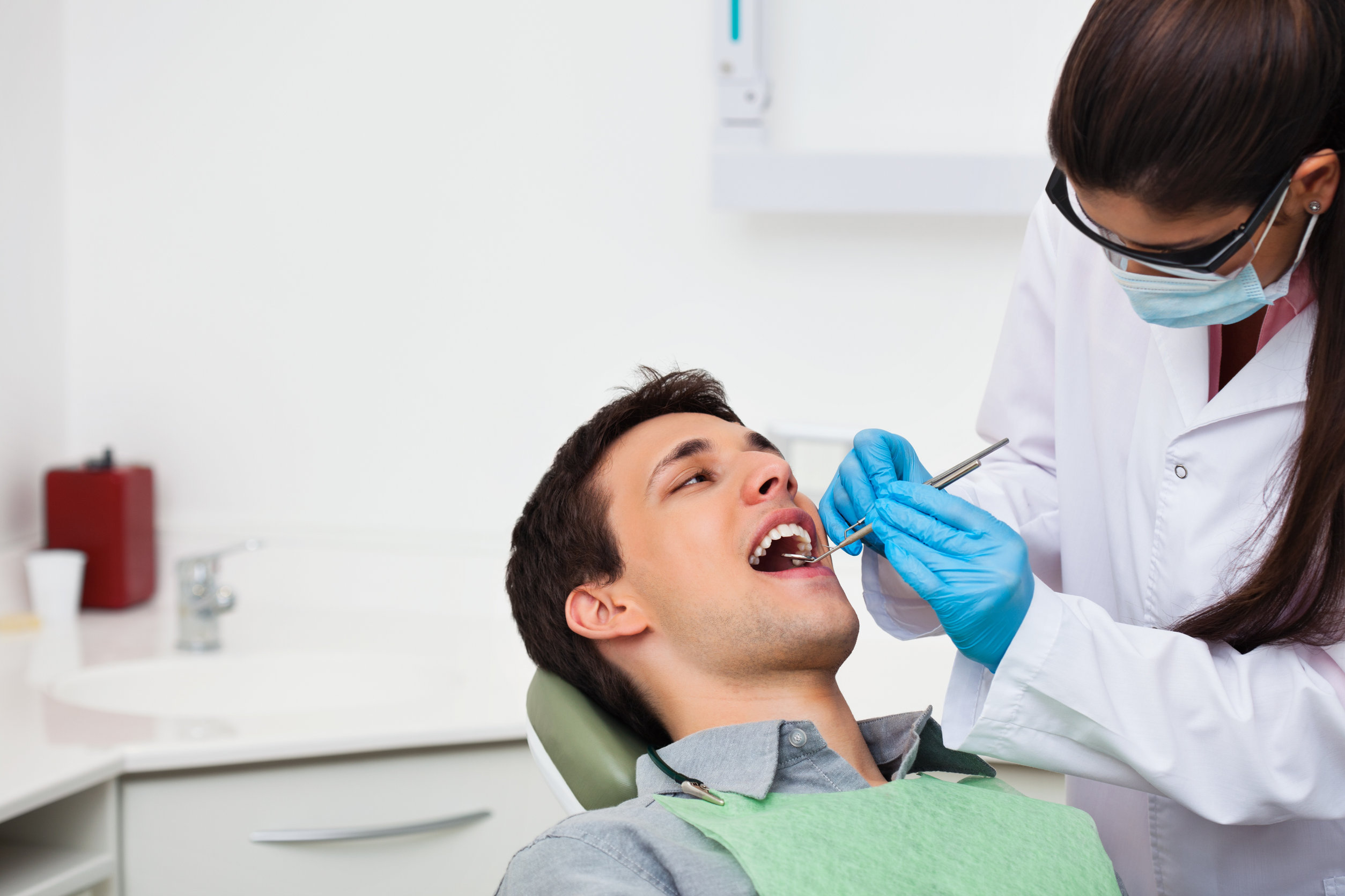 Исследование ротовой полости. Стоматолог и пациент. Прием у стоматолога. Осмотр стоматолога.